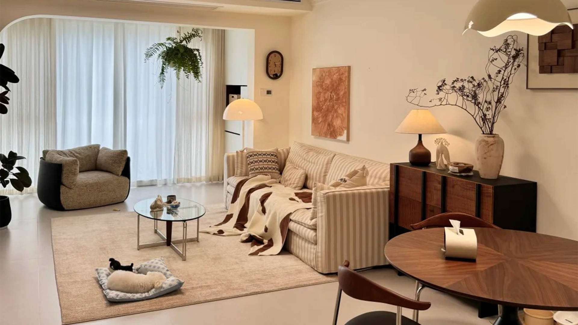 奶油風裝修 | 暖調(diào)米色中的布藝木質(zhì)與綠植詩意組合