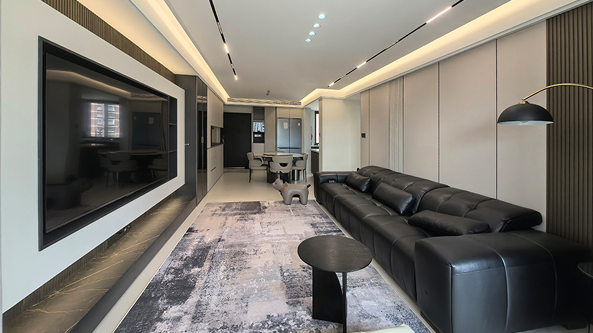 現(xiàn)代簡約風(fēng) | 中性色調(diào)與材質(zhì)協(xié)奏，無主燈設(shè)計(jì)高效空間