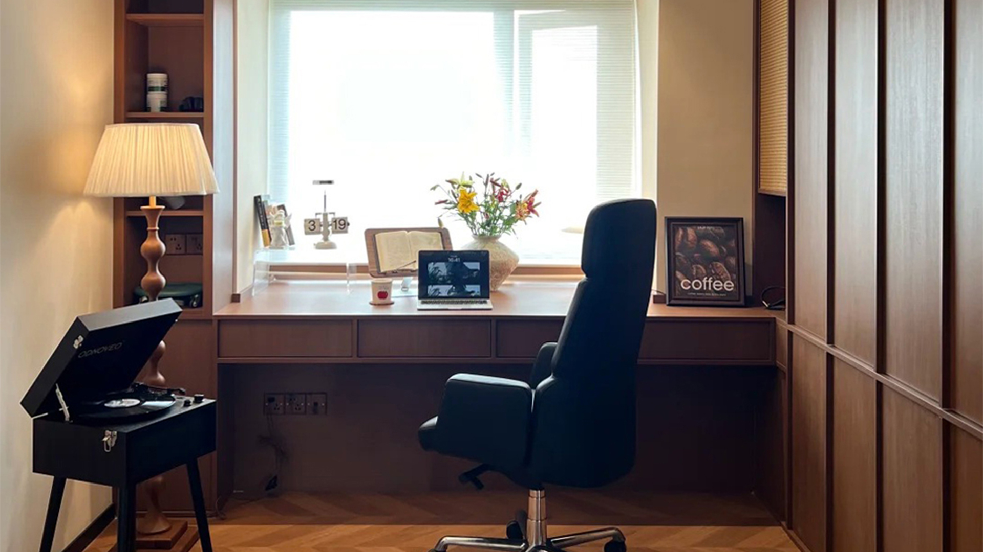 中古風(fēng)|暖調(diào)木紋空間，古典柱式點(diǎn)綴時(shí)光溫柔流轉(zhuǎn)